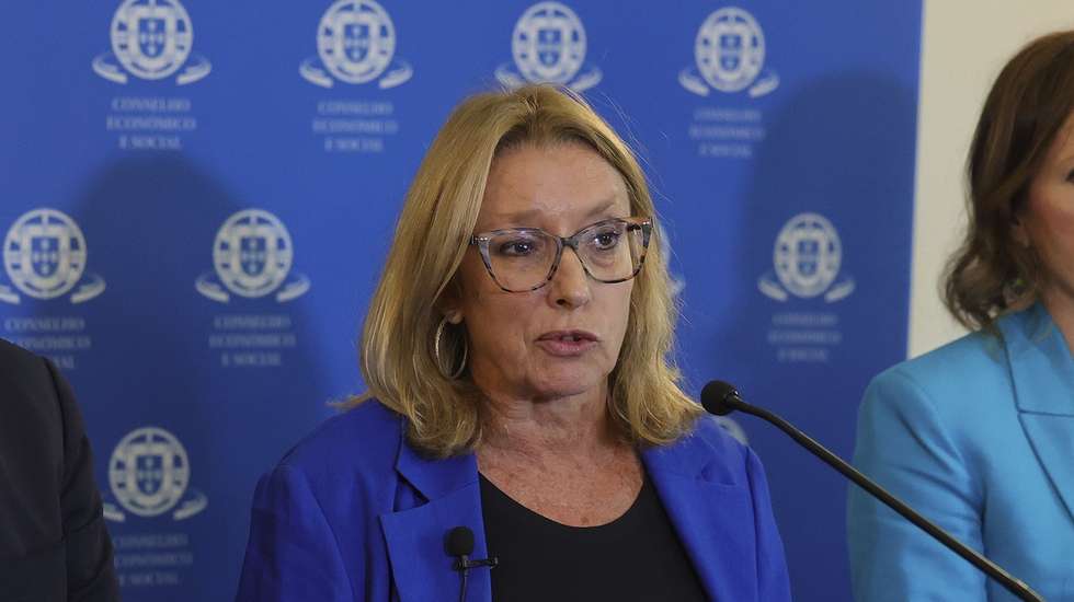 Maria do Rosário Palma Ramalho (C), ministra do Trabalho, Solidariedade e Segurança Social, ladeada por Adriano Rafael Moreira, secretário de Estado Adjunto e do Trabalho, e por Marisa Garrido, secretária de Estado da Administração Pública, fala à comunicação social no final da reunião de concertação social no Conselho Económico e Social (CES), no Palácio das Laranjeiras, em Lisboa, 10 de setembro de 2025.  MANUEL DE ALMEIDA/LUSA