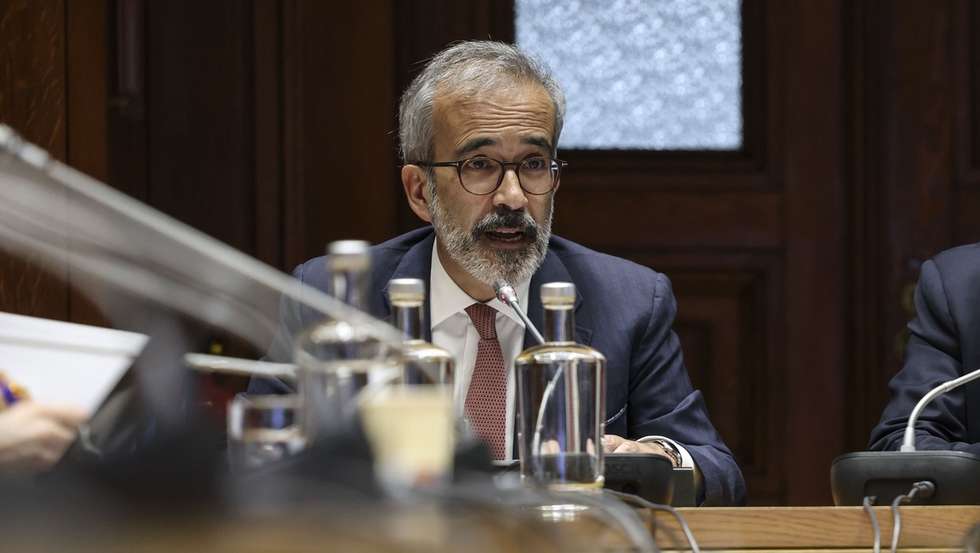 O ministro de Estado e dos Negócios Estrangeiros, Paulo Rangel (E), intervém perante a Comissão de Negócios Estrangeiros e Comunidades Portuguesas sobre as movimentações de forças militares norte-americanas na Base das Lajes, Assembleia da República, em Lisboa, 07 de abril de 2026. ANDRÉ KOSTERS/LUSA