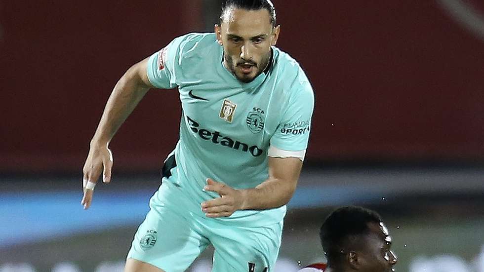 epa12916036 AVS forward Tunde (R) and Sporting midfielder Giorgi Kochorashvili (L) in action during the Portuguese First League match at Clube Desportivo das Aves Stadium in Vila das Aves, Santo Tirso, Portugal, 26 April 2026.  EPA/MANUEL FERNANDO ARAÚJO