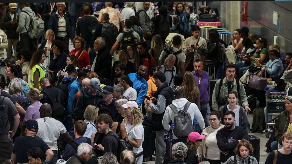 A maior parte dos controles de embarque do aeroporto Humberto Delgado em Lisboa, está a funcionar, registando-se às 10h00, dez voos cancelados e uma longa fila para a recuperação de bagagem perdida, 29 de abril de 2025. TIAGO PETINGA/LUSA