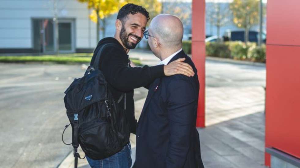 Ruben Amorim foi recebido à entrada do edifício da equipa principal por vários dirigentes, entre os quais o diretor executivo do United, Omar Berrada