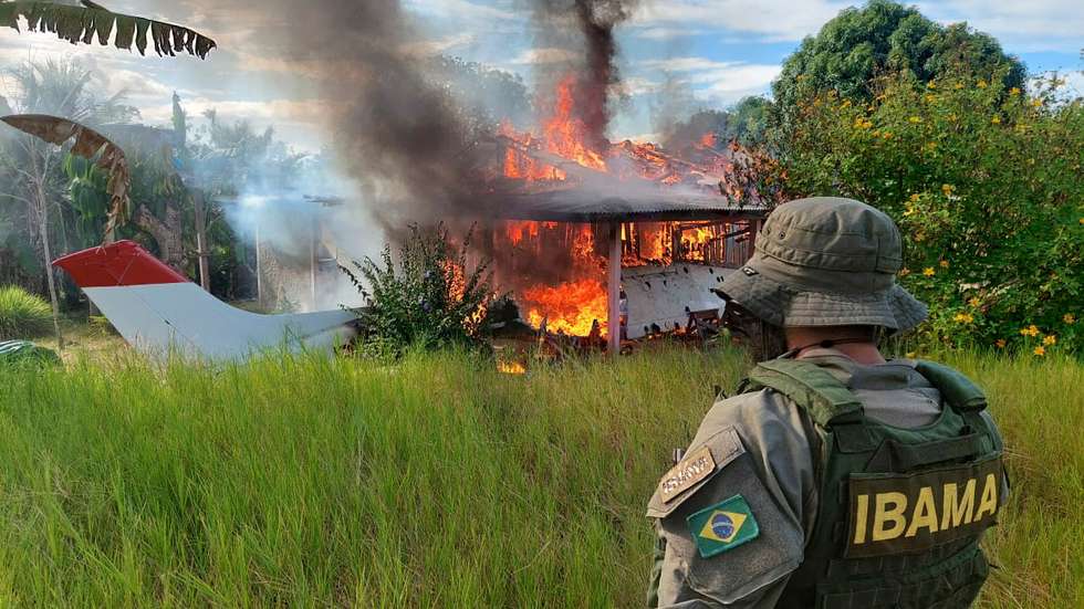 epa10455149 A handout photo made available by the Brazilian Institute of Environment (Ibama) of a soldier observing the destruction of areas of miners in the native territory of Yanomami, in the Amazon rainforest, during an operative for the expulsion of the thousands of illegal miners that operate in the zone in Roraima, Brazil, 08 February 2023. The operation to recover the control of the region began on 08 February and has the participation of agents of the Brazilian Institute of Environment (Ibama), with support of the National Foundation of the Native Villages (Funai) and of policemen of the National Strength.  EPA/IBAMA HANDOUT BEST AVAILABLE QUALITY HANDOUT EDITORIAL USE ONLY/NO SALES