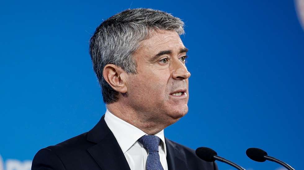 O secretário geral do Partido Socialista (PS), José Luís Carneiro, presta declaração à comunicação social, na sede do partido, em Lisboa, 29 de outubro de 2025. FILIPE AMORIM/LUSA
