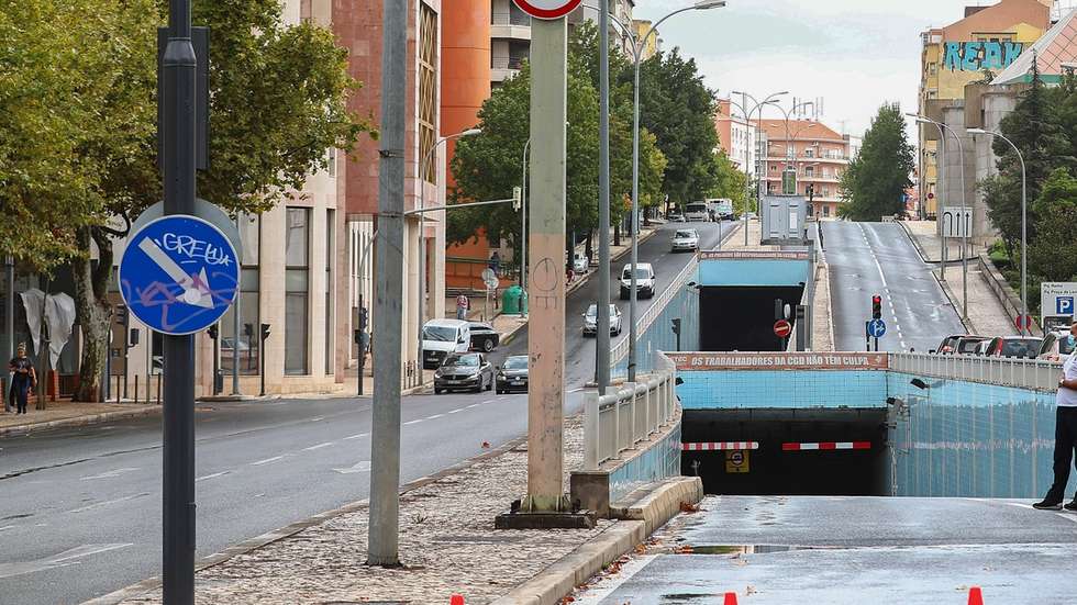 Elementos do Instituto Nacional de Emergência Médica (INEM) aguardam à entrada no túnel da Avenida João XXI, após um incêndio provocado por um curto-circuito, em Lisboa, 18 de setembro de 2020. ANTÓNIO PEDRO SANTOS/LUSA