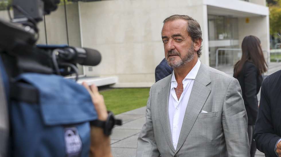 O antigo administrador do Banco Privado Português (BPP), Salvador Fezas Vital (C), acompanhado pelos seus advogados, à saída do Campus de Justiça após a leitura da sentença do julgamento do processo relacionado com o veículo criado no universo BPP para investir especificamente em ações do Banco Comercial Português (BCP), pelo qual foi condenado a três anos e seis meses de prisão, mas a pena será suspensa se pagar 15 mil euros à Associação Cais, em Lisboa, 15 de outubro de 2018. JOSÉ SENA GOULÃO / LUSA