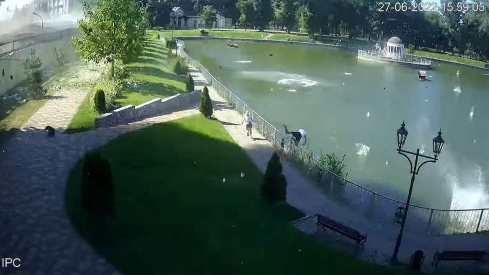Vídeo mostra civis em pânico durante ataque a shopping