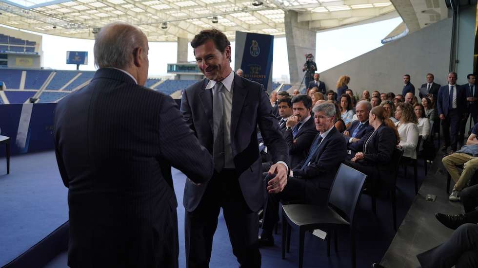 Pinto da Costa esteve na tomada de posse de Villas-Boas, assinou o livro como novo membro por inerência do Conselho Superior, deixou o Dragão e falou depois à SIC