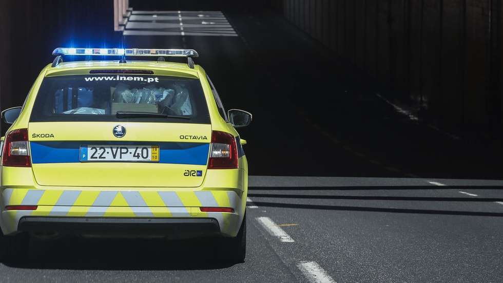 Uma equipa de enfermeiros deslocam-se a uma habitação para colheita de amostra em paciente  suspeito de covid-19 após sinalização pela Sala de Situação Nacional para a pandemia covid-19, Lisboa, 03 abril 2020.  (ACOMPANHA TEXTO DO DIA 05 ABRIL 2020).  ANDRÉ KOSTERS / LUSA