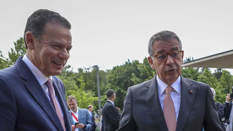 O Presidente da República, António José Seguro (D), acompanhado pelo primeiro-ministro, Luis Montenegro (E), durante o encontro com alunos portugueses, no Centro Cultural Artikuss de Sanem, inserido na visita oficial ao Grão-Ducado, Luxemburgo, 7 de junho de 2026. TIAGO PETINGA/LUSA
