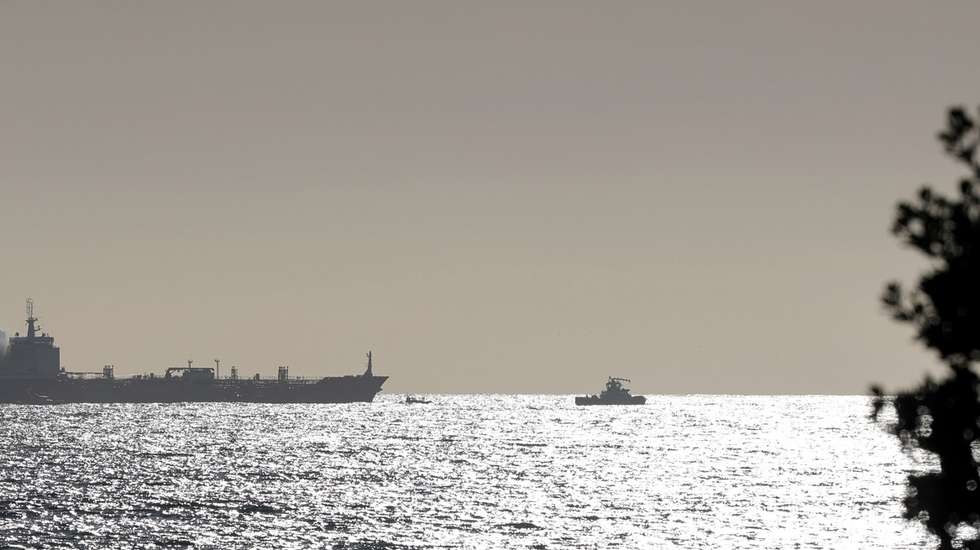 Um navio que transporta combustível está a arder ao largo do Porto, na zona da Foz do Douro, revelou hoje à Lusa, pelas 16:05, o comandante da capitania do Porto, Silva Rocha, Porto, 21 de março de 2023. Segundo a página da Proteção Civil, o alerta para o incêndio foi dado às 15:24. O navio em chamas dirigia-se para o porto de Leixões, em Matosinhos, acrescentou a fonte e no combate às chamas estão meio da Capitania do Porto. ESTELA SILVA/LUSA