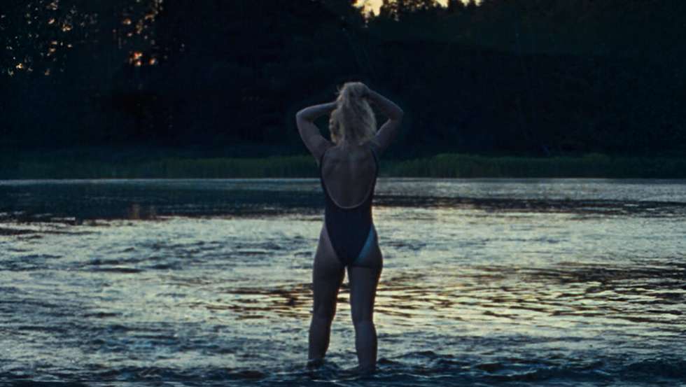 Imogen Poots em "A Cronologia da Água", realizado em estreia por Kristen Stewart