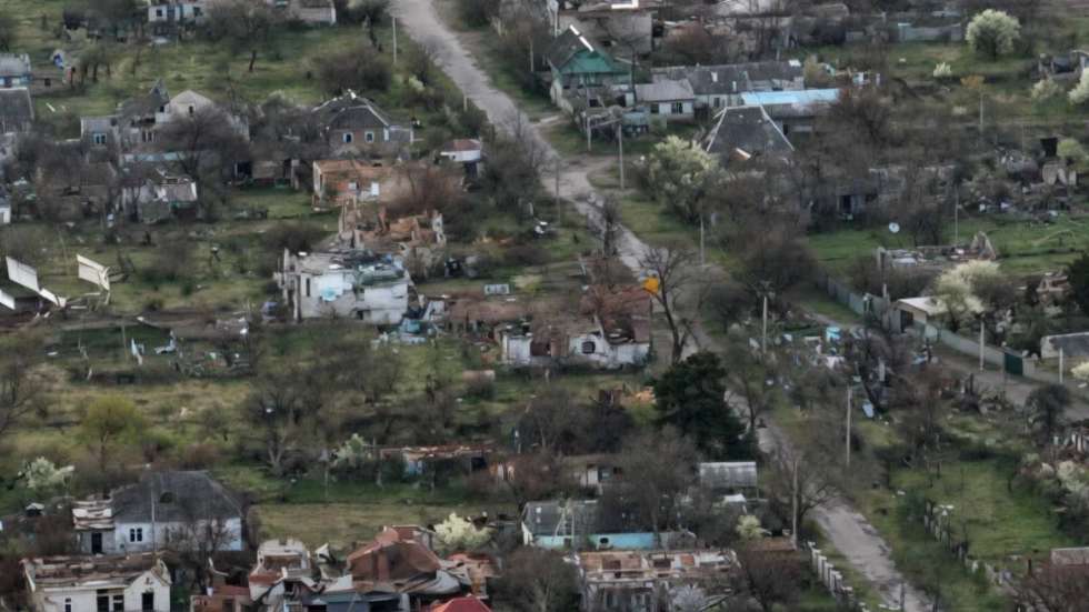 Vista aérea de Oleshky, com muitas casas destruídas