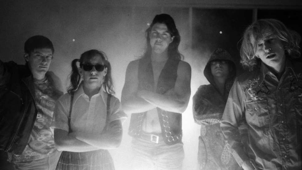 A dado momento, no documentário, Flea, dos Red Hot Chili Peppers, diz que os Butthole Surfers são o tipo de coisa que só pode acontecer uma vez num determinado tempo e espaço