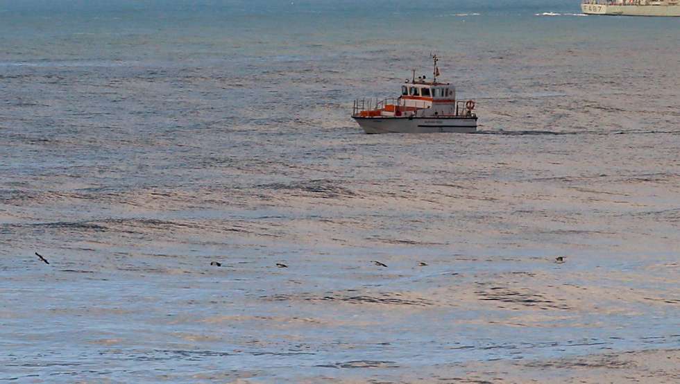 Um barco salva-vidas e a corveta da Marinha NRP João Roby participam nas buscas dos três tripulantes de uma embarcação desaparecida na sexta-feira ao largo na Nazaré, na Praia do Pedrogão em Leiria. PAULO CUNHA/LUSA