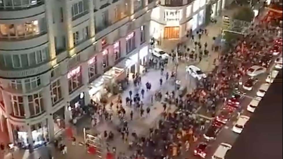 Manifestantes pedem a prisão do líder do Junts per Catalunya, Carles Puigdemont