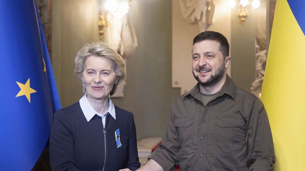 epa09878933 A handout photo made available by Ukrainian Presidential Press Service shows EU Commission President Ursula von der Leyen (L), Ukrainian President Volodymyr Zelensky (C) and EU foreign affairs envoy Josep Borrell (R) attend their meeting in Kyiv (Kiev), Ukraine, 08 April 2022. Von der Leyen and Borrell arrived to Ukraine amidst the Russian invasion.  EPA/UKRANIAN PRESIDENTIAL PRESS SERVICE / HANDOUT  HANDOUT EDITORIAL USE ONLY/NO SALES