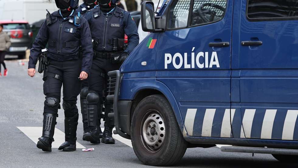Elementos da Equipas de Intervenção Rápida (EIR), da Unidade Especial de Polícia, do Comando Metropolitano de Lisboa da PSP, durante a operação de prevenção criminal que está a realizar hoje na zona da Alta de Lisboa, Ameixieira e Ajuda, em Lisboa, 19 de novembro de 2025. A operação envolve cerca de 100 elementos das valências de investigação criminal, equipas de ordem pública e ainda a Unidade Especial de Polícia, indicou a fonte no local onde decorre a operação. ANTÓNIO COTRIM/LUSA