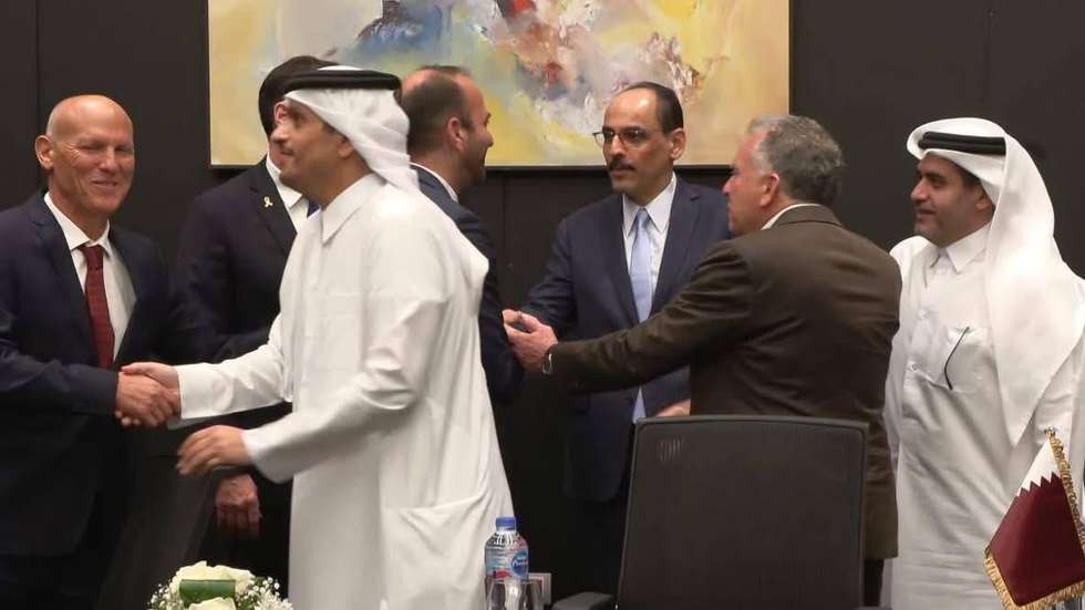 A fotografia de um negociador israelita a apertar a mão ao primeiro-ministro do Qatar é símbolo do êxito das negociações mediadas entre Israel e o Hamas