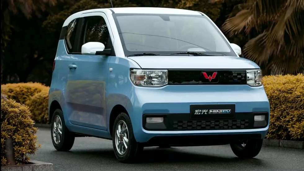 Este é o pequeno GM-SAIC Wuling eléctrico, que figurou entre os mais vendidos, mas que entretanto tem vindo a atrair menos clientes, apesar de ser muito barato
