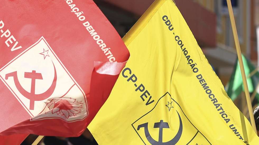 Apoiantes da Coligação Democrática Unitária (CDU) participam num desfile da coligação que contou com a presença do líder da CDU e secretário-geral do Partido Comunista Português (PCP), Paulo Raimundo (ausente da fotografia), no âmbito da campanha eleitoral para as eleições legislativas de 10 de março, no Barreiro, em Setúbal, 07 de março de 2024. Mais de 10,8 milhões de portugueses são chamados a votar no domingo para eleger 230 deputados à Assembleia da República. A estas eleições concorrem 18 forças políticas, 15 partidos e três coligações. ANTÓNIO COTRIM/LUSA