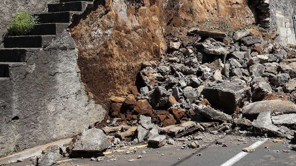 A cedência do terreno devido à elevada precipitação durante a última noite poderá estar na origem do deslizamento de terras que fez encerrar totalmente a passagem numa via de circulação automóvel secundária que liga o centro da cidade de Câmara de Lobos à localidade do Carmo, em Câmara de Lobos, 28 de março de 2021, HOMEM DE GOUVEIA/LUSA