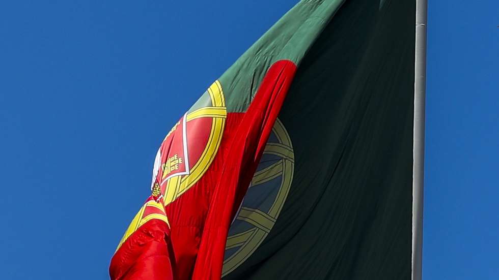Um avião da TAP voa sobre uma bandeira de Portugal, no Parque Eduardo VII, em Lisboa, 10 de julho de 2023. JOSÉ SENA GOULÃO/LUSA