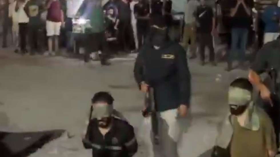 Homens ajoelhados, amarrados e vendados foram executados na cidade de Gaza