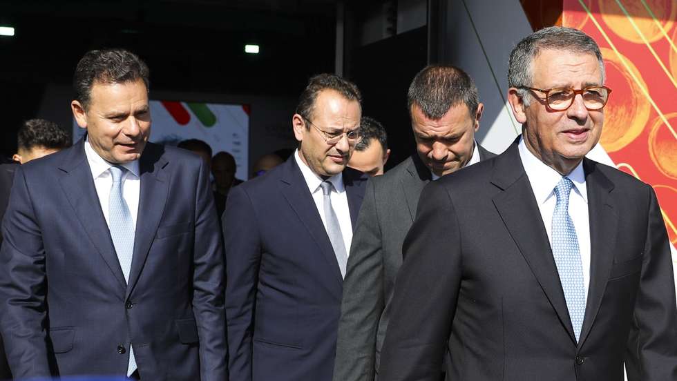O Presidente da República, António José Seguro (D), o primeiro-ministro, Luis Montenegro (2-E), o ministro da Economia e Coesão Territorial, Castro Almeida (E) e o presidente da Câmara Municipal de Leiria, Gonçalo Lopes (C-D), durante a sessão de encerramento da 3ª edição das Conversas com Fomento, uma iniciativa do Banco Português do Fomento (BPF), em Leiria, 28 de maio de 2026. PAULO CUNHA/LUSA