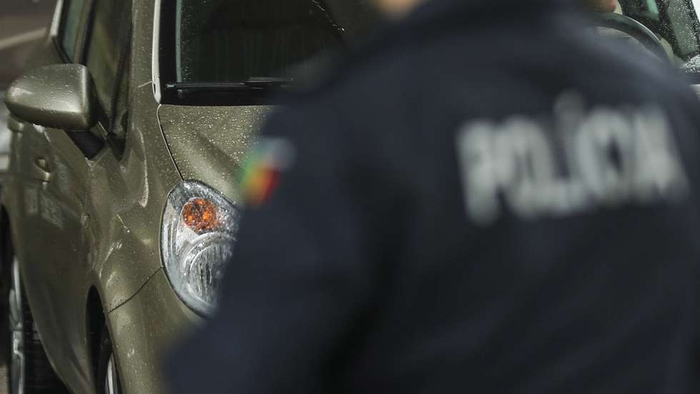 Um elemento da polícia verifica os documentos de um condutor na 2.ª Circular, no sentido Sul - Norte, durante uma operação de fiscalização efetuada pela PSP para garantir o cumprimento das regras mais apertadas de circulação durante o período da Páscoa e previstas no estado de emergência devido à covid-19, em Lisboa, 09 de abril de 2020. Governo determinou que “os cidadãos não podem circular para fora do concelho de residência habitual no período compreendido entre as 00:00 de hoje e as 24:00 do dia 13 de abril, salvo por questões de saúde ou por outros motivos de urgência imperiosa” e em caso de desempenho das atividades profissionais admitidas. MIGUEL A. LOPES/LUSA
