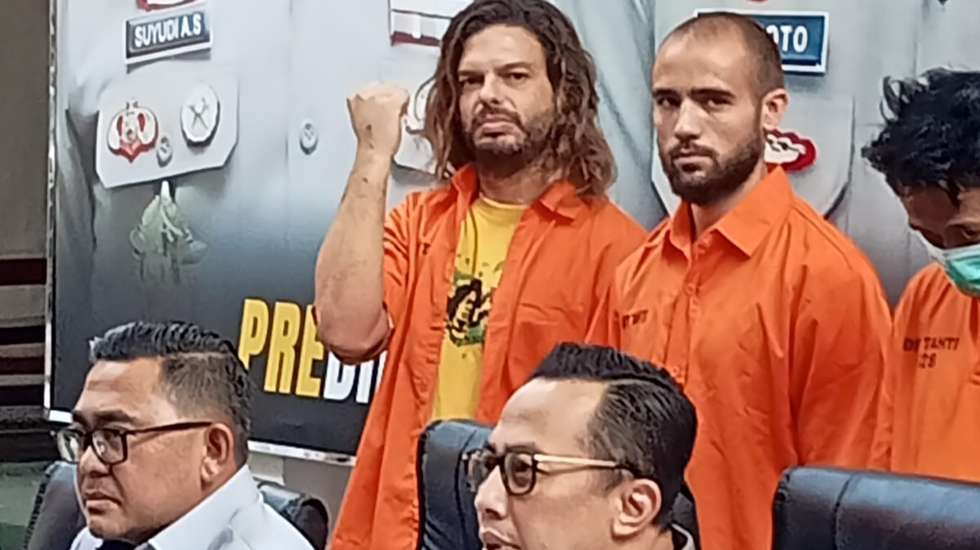 Suspeitos, ambos madeirenses, foram detidos em locais diferentes, tendo um sido intercetado pela polícia no aeroporto e outro em Bali