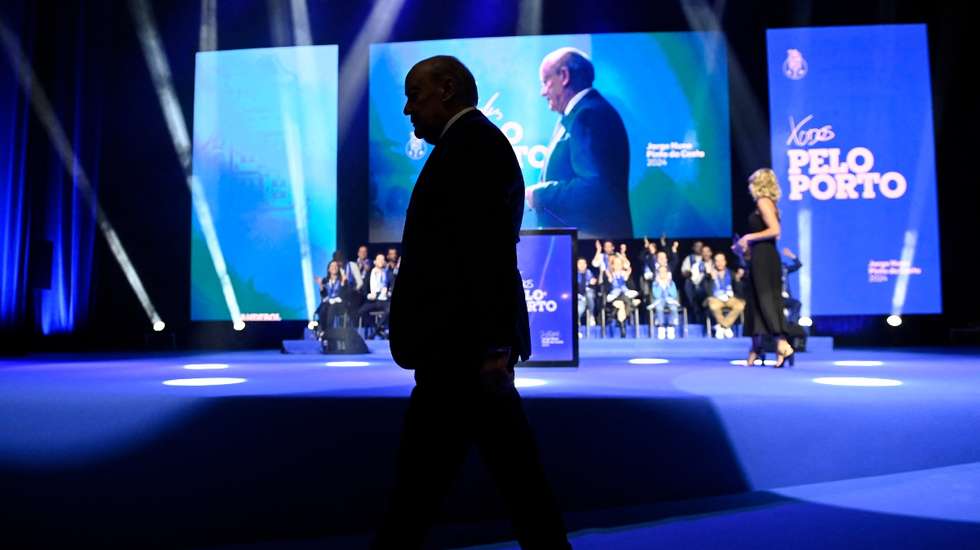 Pinto da Costa vai apresentar publicamente o seu novo livro, "Azul até ao fim", no próximo domingo, na Alfândega do Porto