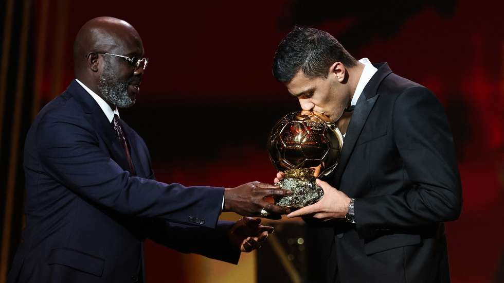 George Weah, antigo avançado e Bola de Ouro do AC Milan que é hoje presidente da Libéria, entregou a Rodri a Bola de Ouro de 2024
