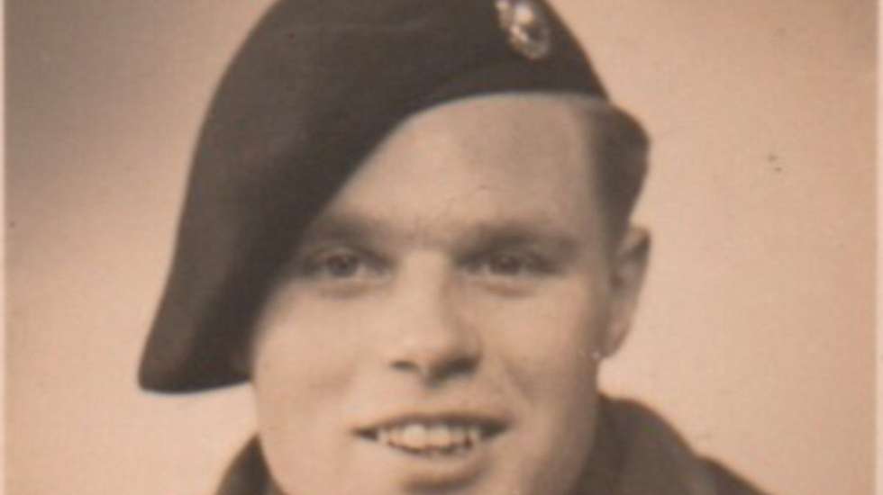 Antes de Dennis ter sido convocado para servir o exército, foi um mensageiro do Porto de Londres