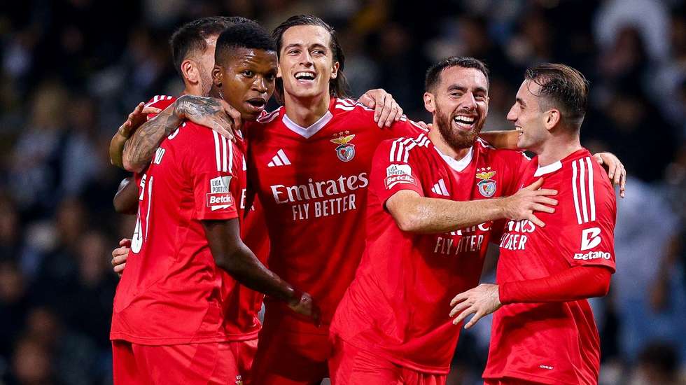 Pavlidis e Kökçü marcaram dois dos três golos do Benfica no Bessa após assistências de Aktürkoglu