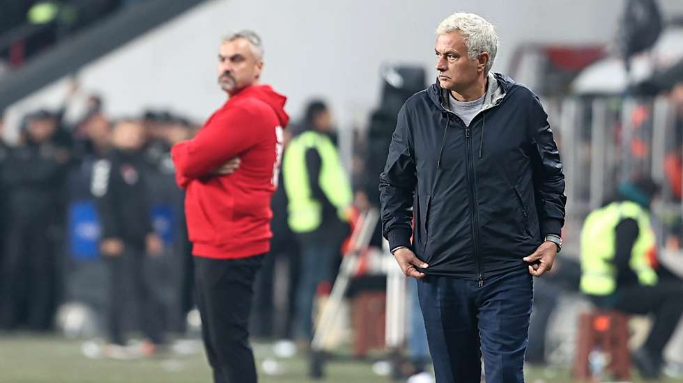 Fenerbahçe de José Mourinho esteve duas vezes em vantagem frente ao Samsunspor, uma das revelações da Liga turca, mas não foi além de um empate a dois em Samsun