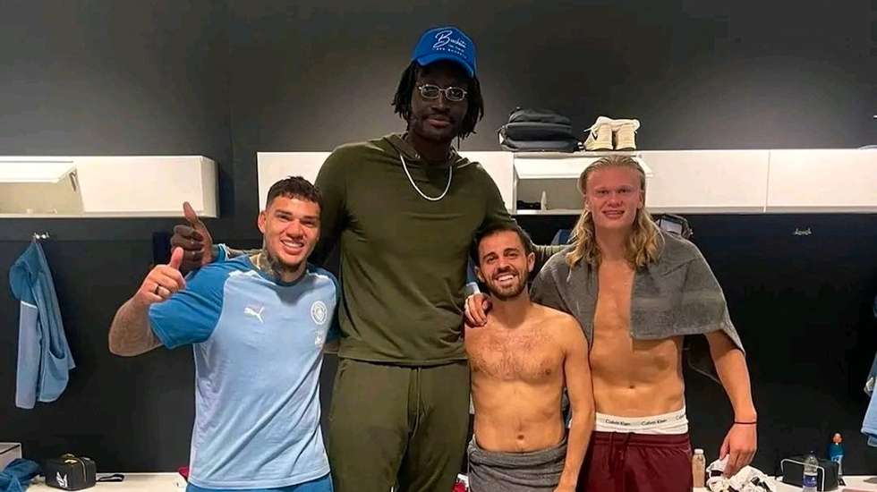 Atleta senegalês visitou a equipa do Manchester City no passado fim de semana