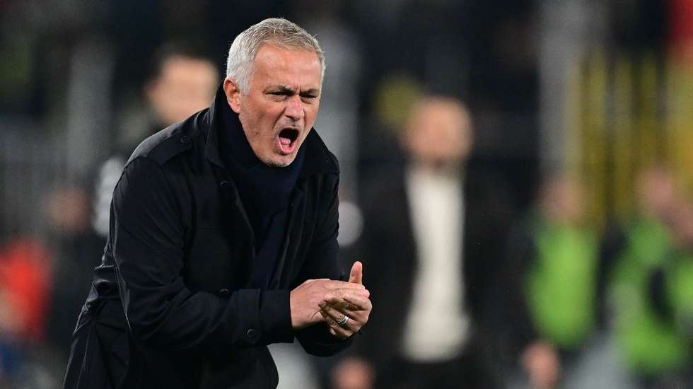 José Mourinho continua a recuperar terreno na Liga turca e aproveitou empate do Galatasaray para ficar a três pontos da liderança