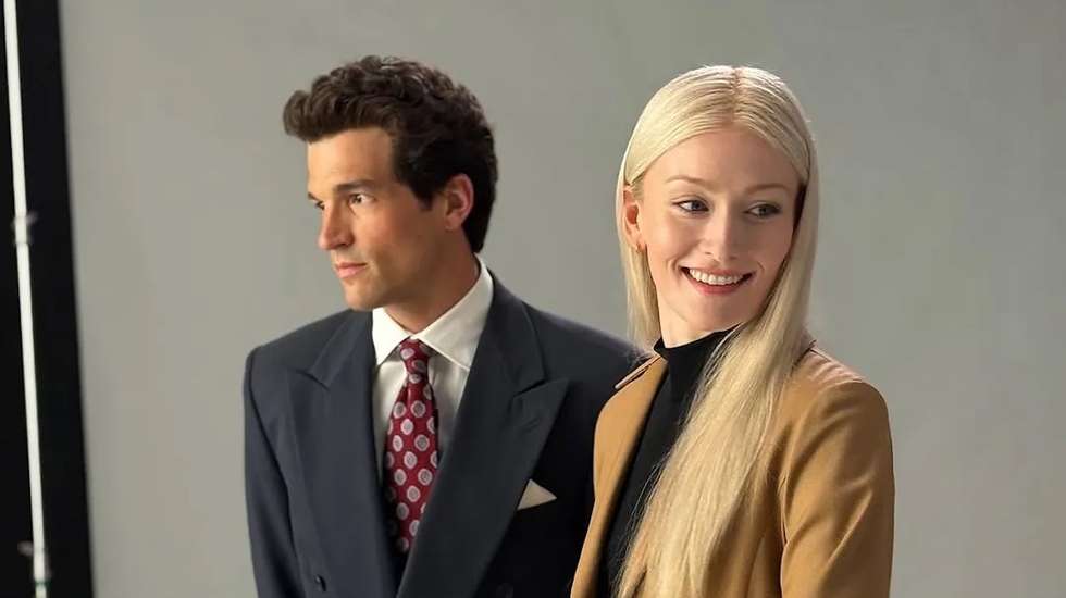Carolyn surge retratada como a Cinderela em conflito é JFK Jr., Sarah Pidgeon interpreta Carolyn Bessette