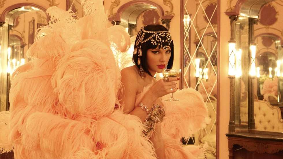 Este novo "The Life of a Showgirl" é um álbum em movimento, que anda um pouco para trás na evolução sonora de Taylor Swift, mas fá-lo para encontrar algo que ficou perdido.
