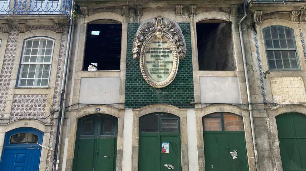 Foi aqui que Garrett — que viria a tornar-se num vulto não só das letras, como também da política portuguesa — nasceu, a 4 de fevereiro de 1799, e passou os cinco primeiros anos de vida