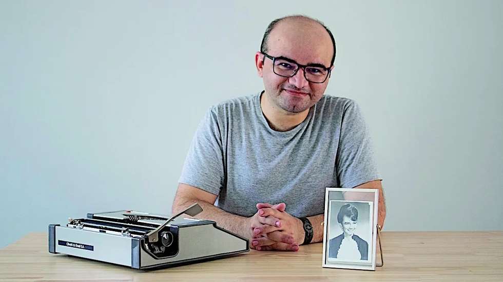 O domínio de Stênio Gardel do português não é coisa pouca. Criando um fluxo de oralidade (tanto que, às vezes, os próprios diálogos parecem pertencer às cogitações), permite uma leitura escorreita, viciante, viciada