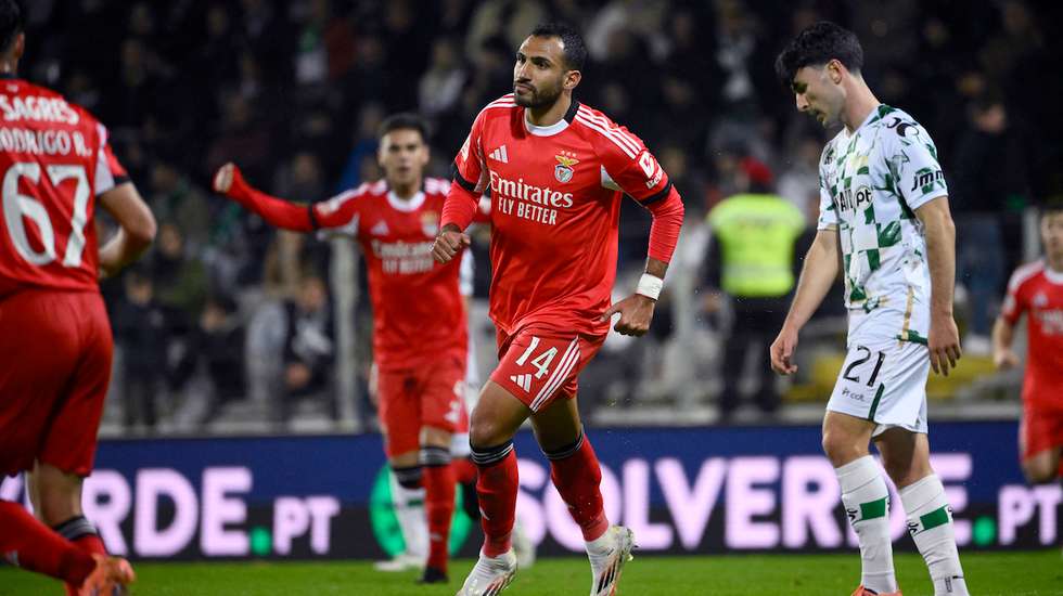 O avançado grego carimbou o segundo hat-trick da temporada