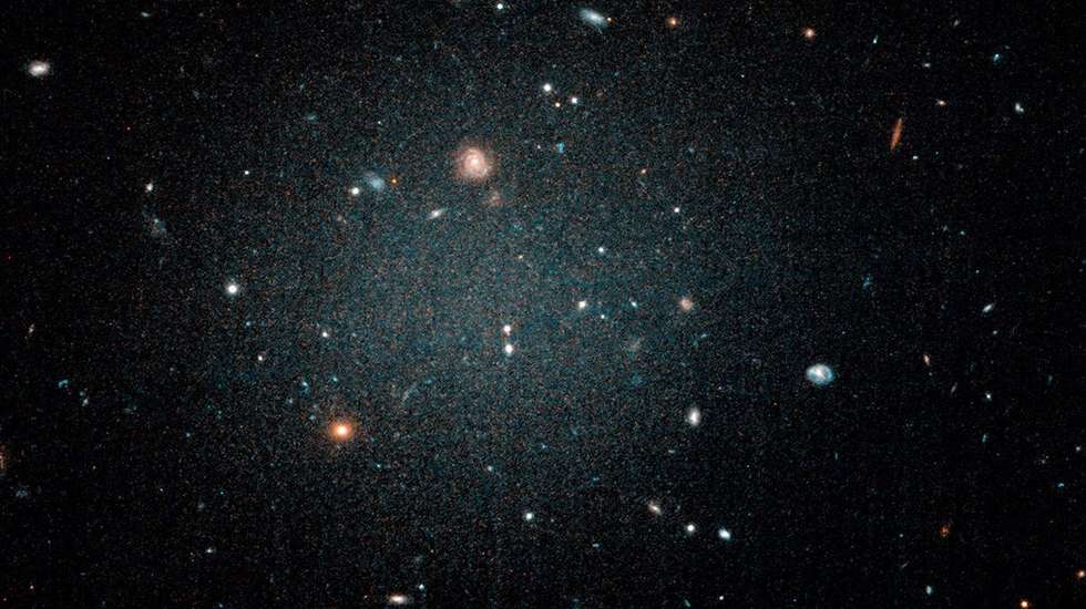 Pista seguida pelos astrónomos foi a ligação do gás lançado pela ID2299 com uma cauda de maré, que foi observada no momento em que estava a ser ejetada para o espaço