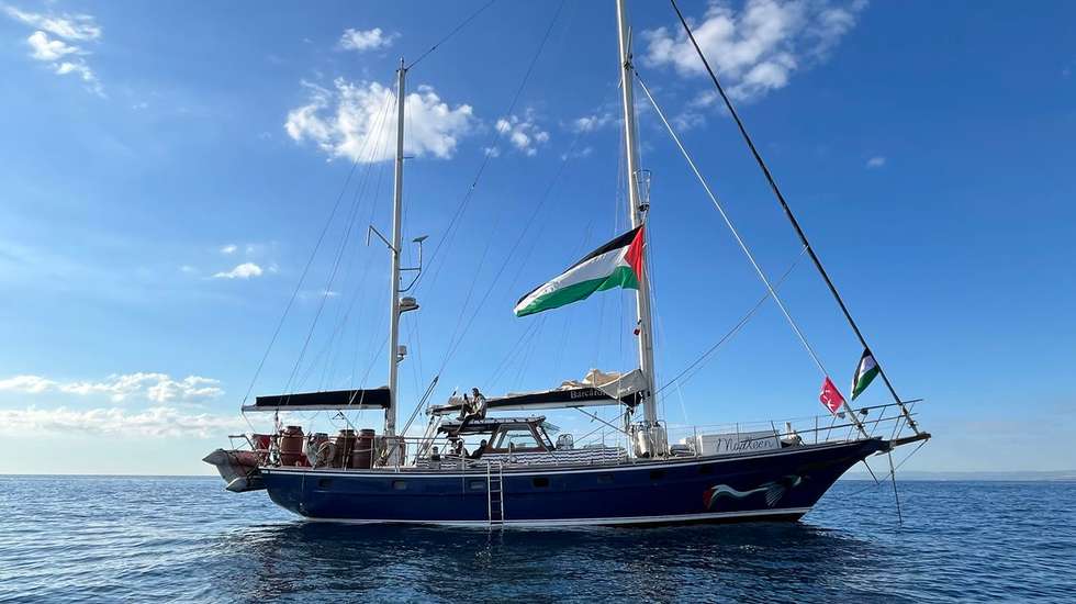Uma das 58 embarcações da Global Sumud Flotilla que seguia rumo a Gaza