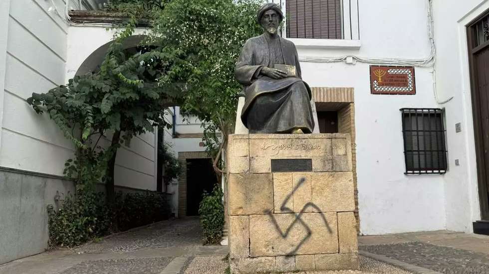 Estátua pintada com suástica em Córdoba, Andaluzia