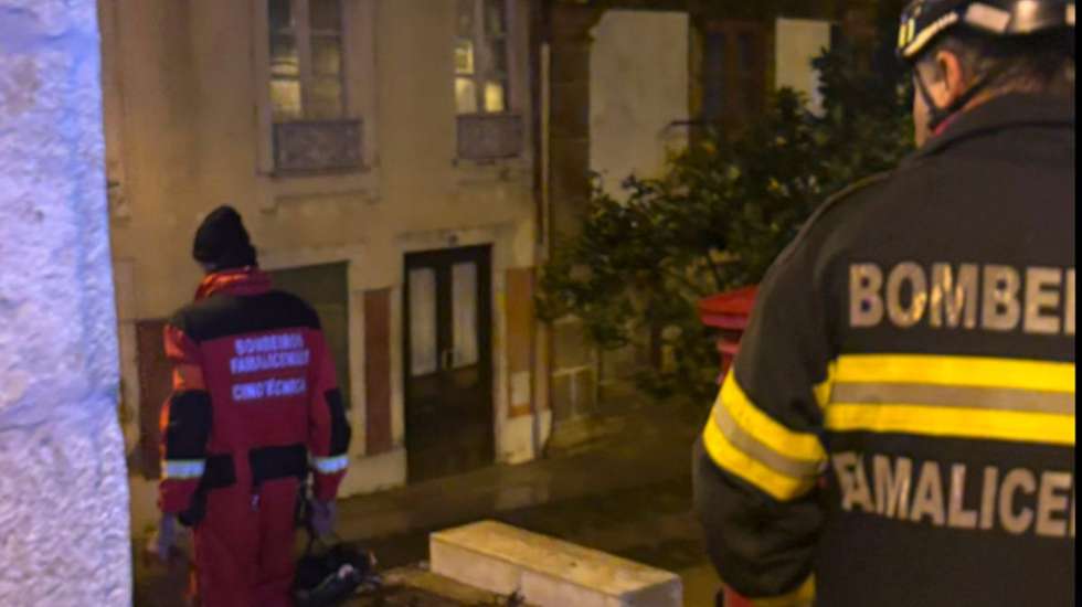Bombeiros e populares encontraram a criança desaparecida, já depois da meia-noite desta sexta-feira