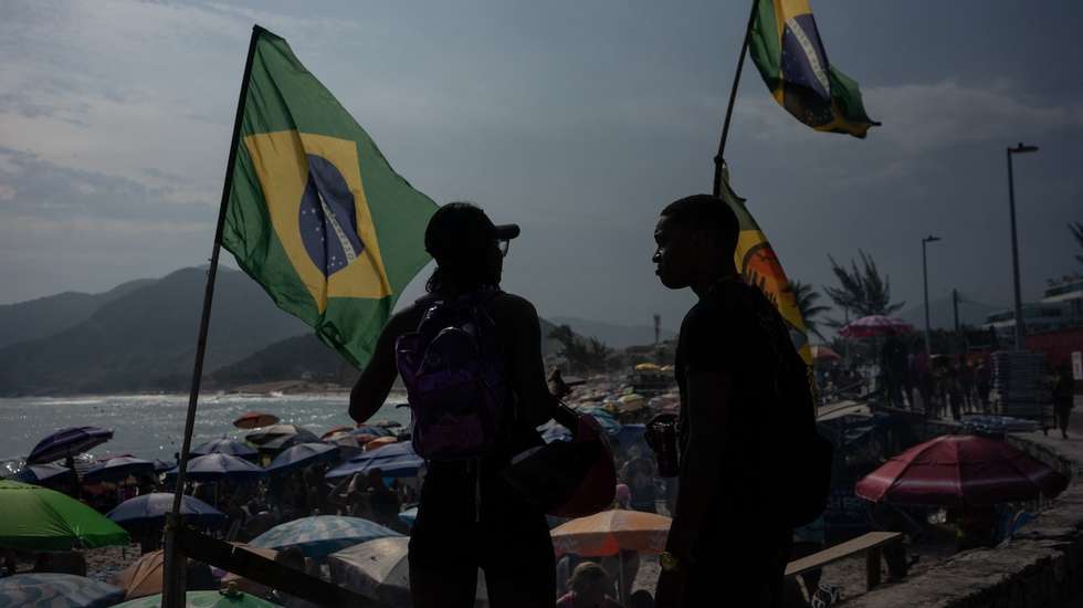 O estado do Rio de Janeiro encontra-se sob alerta amarelo devido a onda de calor desde sexta-feira, segundo o Inmet, Instituto Nacional de Meteorologia do Brasil. Vários outros estados, da região sul, estiveram até sábado sob alerta vermelho devido às altas temperaturas, havendo também alerta laranja para as regiões do norte