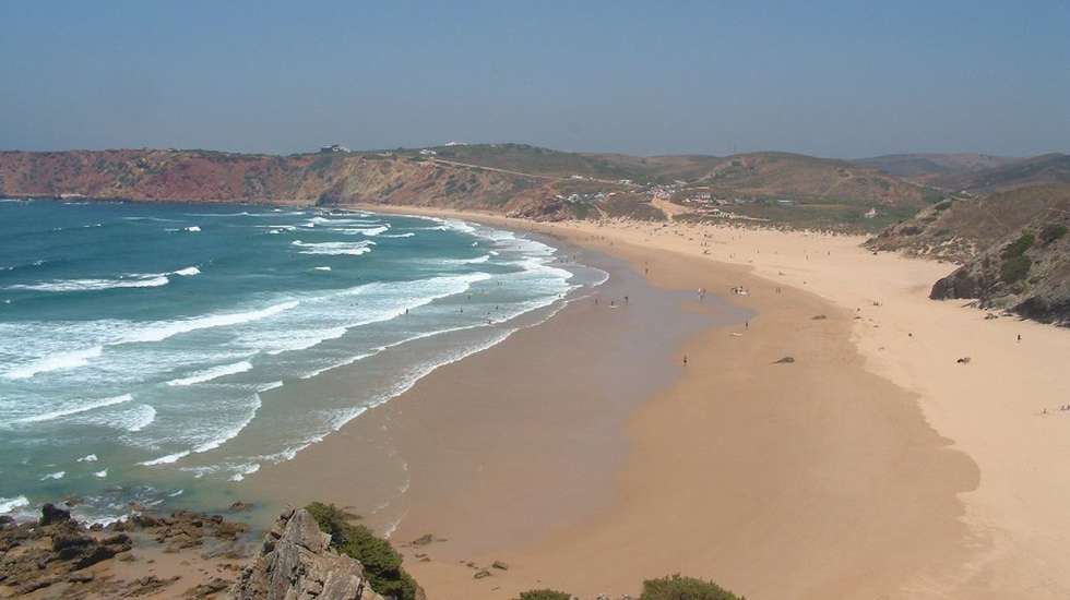 O alerta foi dado por um pescador, que comunicou a presença de vários indivíduos numa praia daquele concelho do distrito de Faro