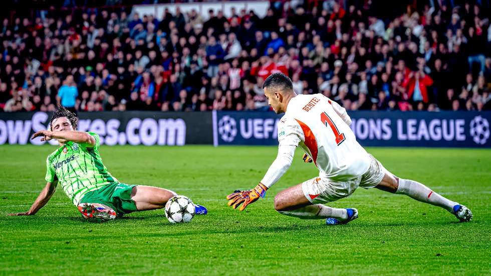 Eduardo Quaresma conseguiu aparecer isolado em frente a Benítez mas escorregou na hora do remate e falhou o golo aos 72'