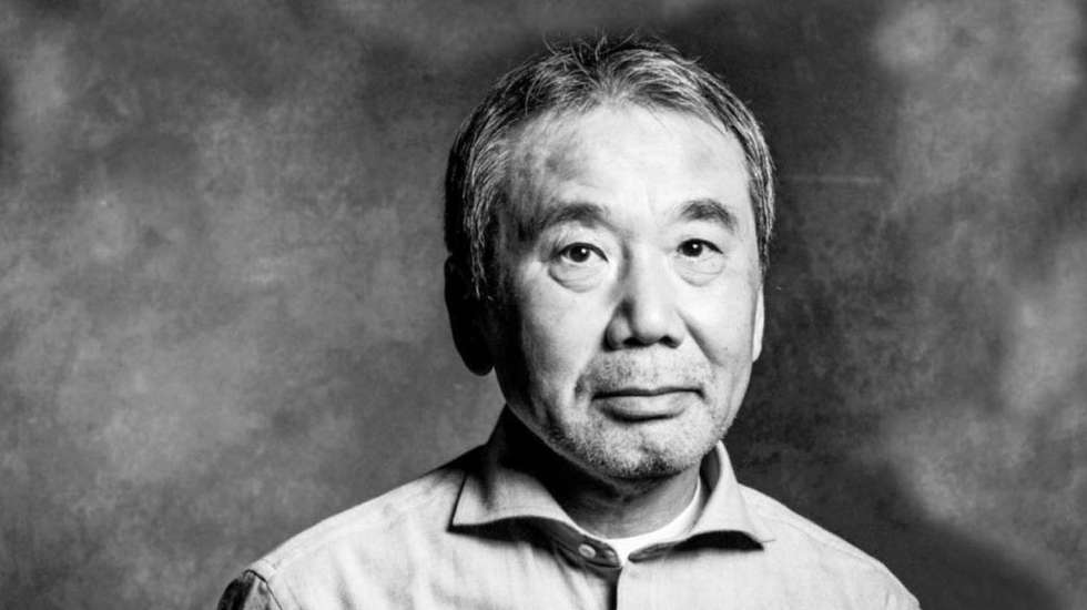Haruki Murakami é pop. Com os muitos leitores que coleciona, a quem já podemos chamar fãs, o autor japonês já garante vendas. Na altura da publicação de um novo romance, os leitores enfileiram-se às portas das livrarias ainda antes de abrirem. É estranho – no sentido de ser incomum, claro – que um fenómeno destes, tão de massas, figure nas listas de favoritos ao prémio Nobel da Literatura, mas lá está ele